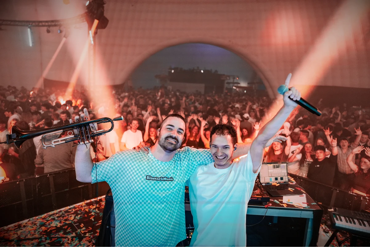 Blätsch mit Trompete und DJ vor dem Festivalpublikum