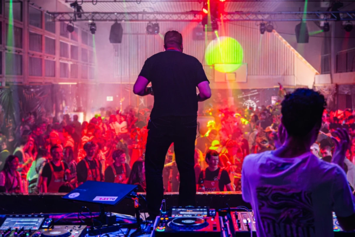 Club-Atmosphäre hinter dem DJ-Pult