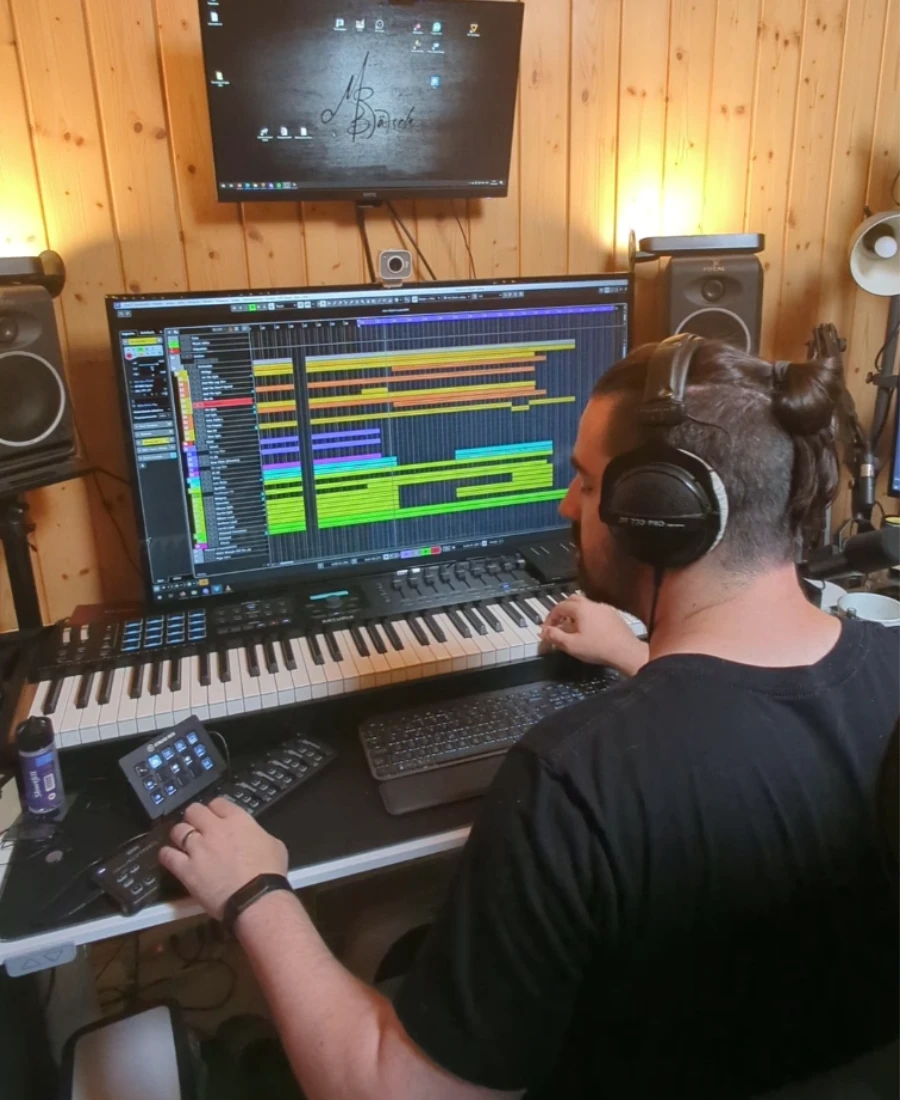 Paddy Blätsch beim Komponieren im Studio